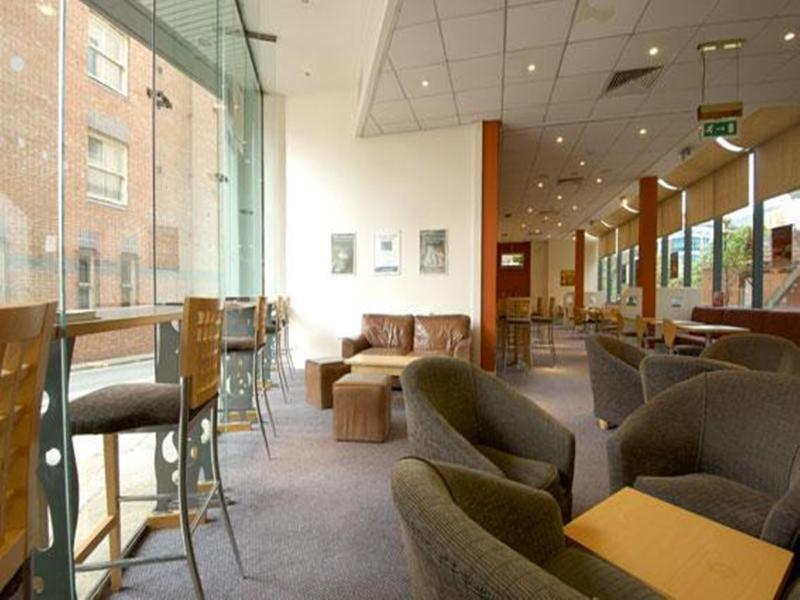 Travelodge Leeds Central Exteriör bild