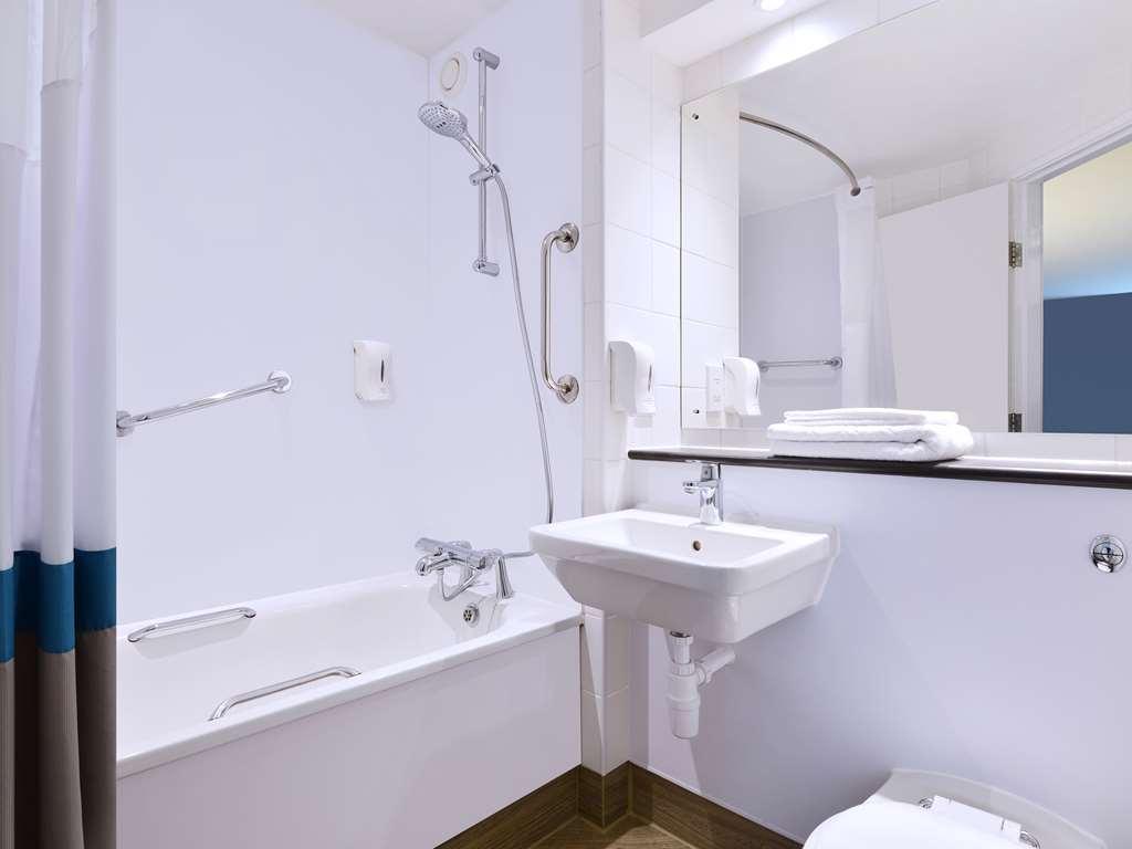 Travelodge Leeds Central Exteriör bild